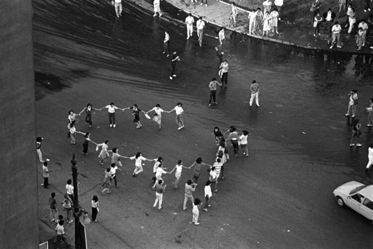 Fotografía de Paz Errázuriz, "Día internacional de la mujer (8 de marzo), 1985